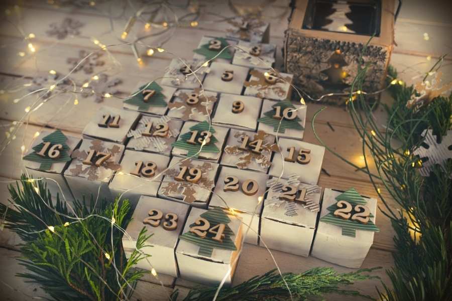 Calendriers avent beauté sophistiqués avec petites boîtes dorées et guirlandes lumineuses