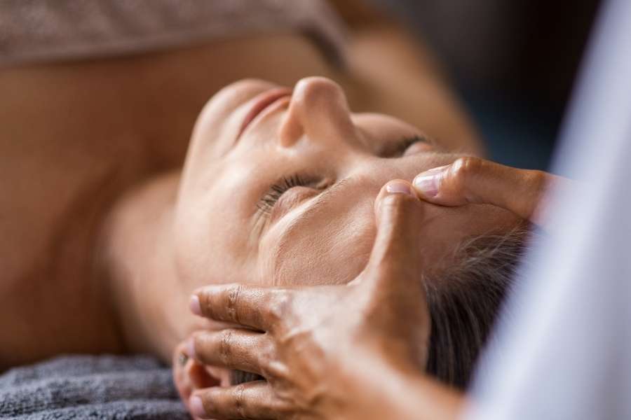 Séance professionnelle de yoga du visage avec massage thérapeutique expert