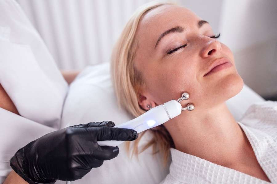 Soin professionnel anti-âge par décennie avec microneedling en institut spécialisé